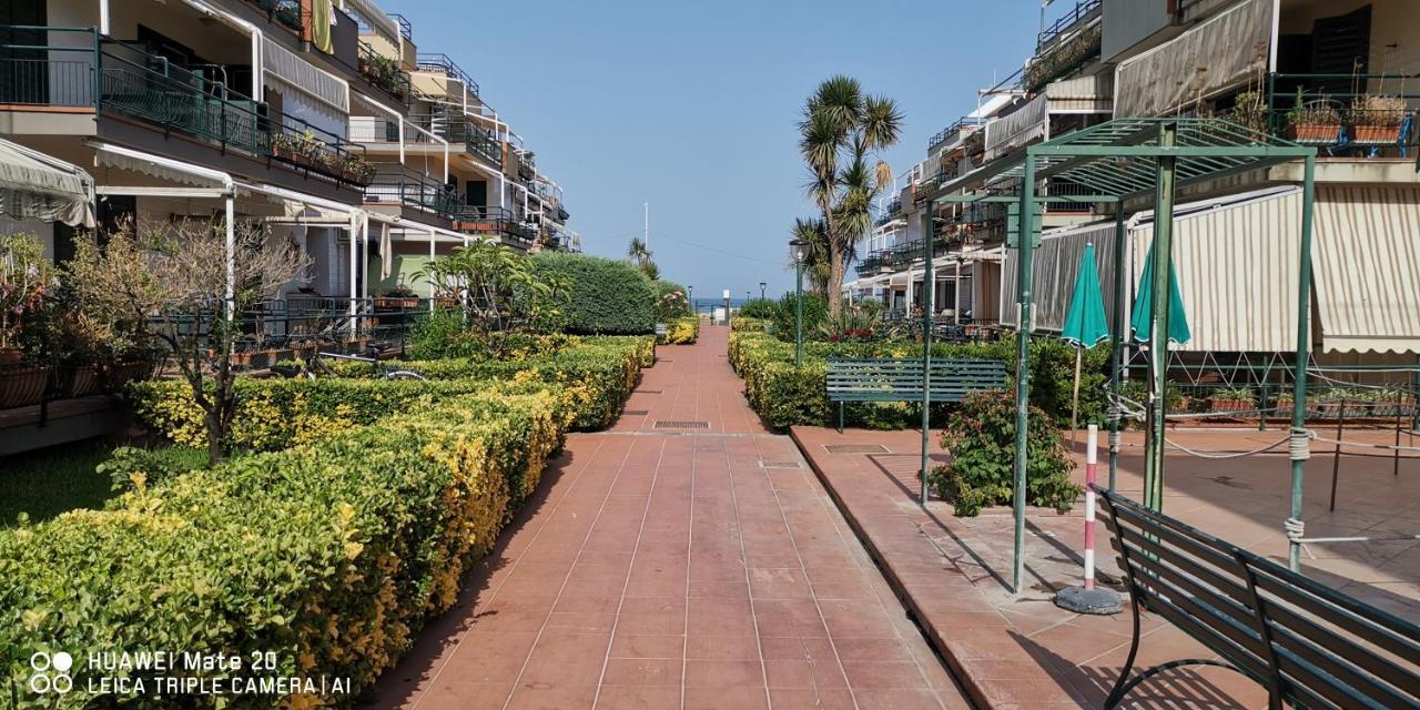 Apartamento Sea Garden, fronte mare con piscina Mascali Exterior foto
